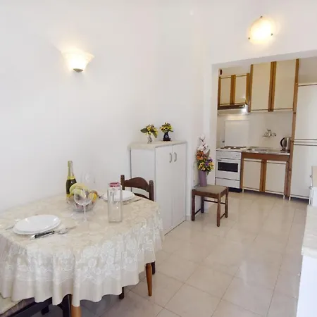 Einfache 2-zimmer-wohnung In Meeresnaehe * Umag