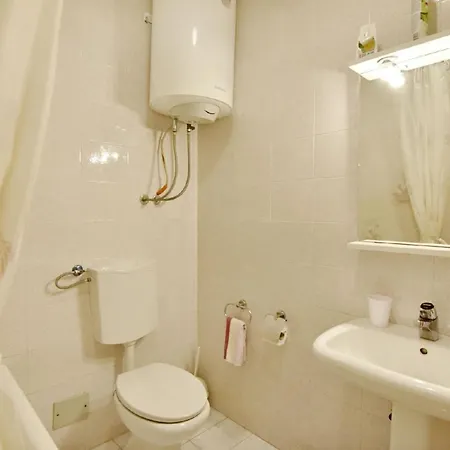 Einfache 2-zimmer-wohnung In Meeresnaehe * אומאג